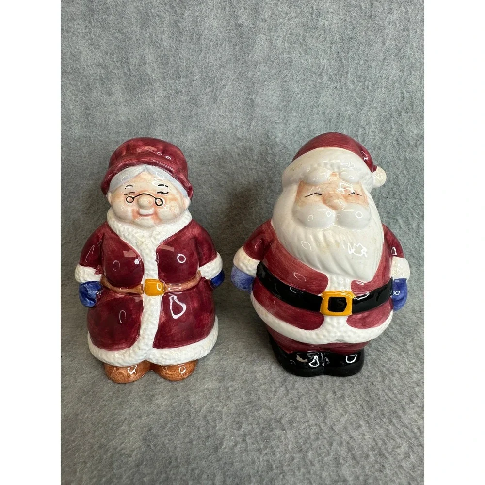 Vintage 2000 Publix Santa and‎ Mrs Claus Ceramic Salt and Pepper Shakers Set